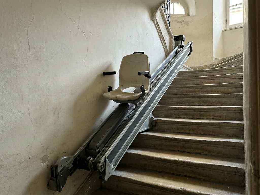 Les contrôles avant l'installation d'un monte-escalier à Saint-Herblain