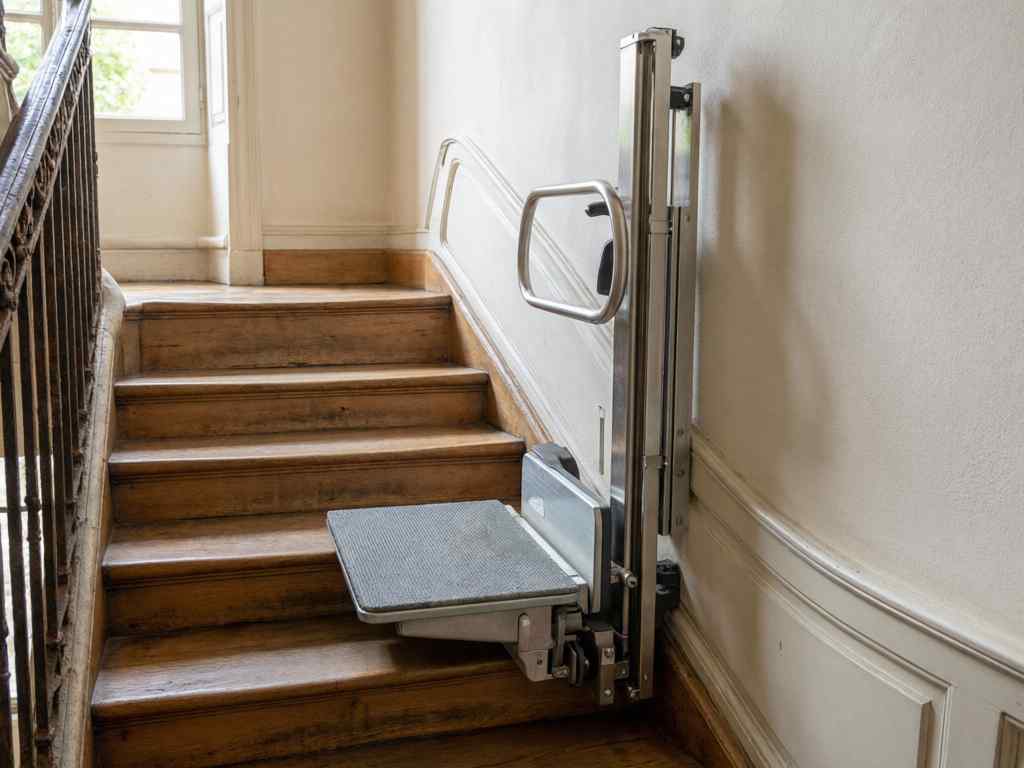 Prix d'un monte-escalier à Basse-Goulaine : comprendre les écarts de devis